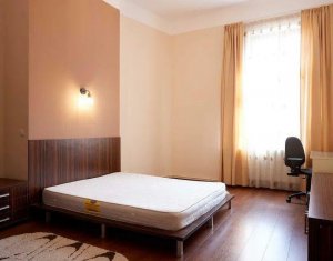 Apartament 3 camere, centru, cladire istorica, etaj intermediar