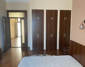 Apartament 3 camere, centru, cladire istorica, etaj intermediar