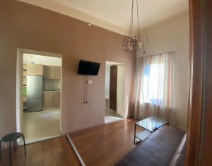 Apartament 3 camere, centru, cladire istorica, etaj intermediar