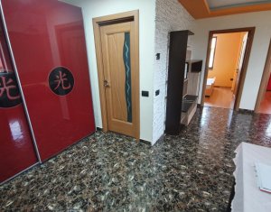 Apartament cu 3 camere, zona Sesul de Sus