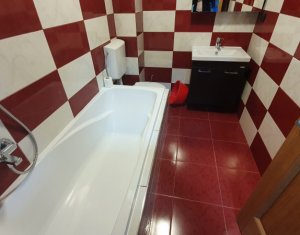 Apartament cu 3 camere, zona Sesul de Sus