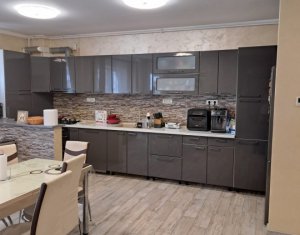 Vanzare apartament 4 camere in Floresti