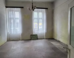 Apartament in casa, parcare privata, curte comuna