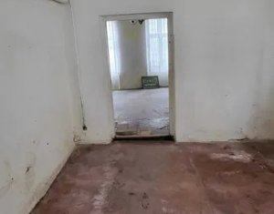 Apartament in casa, parcare privata, curte comuna