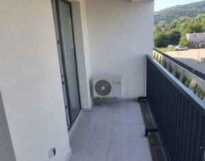 Apartament 2 camere  balcon si parcare , la intrare in Floresti