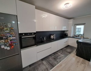 Apartament cu doua camere, mobilat si utilat, etaj intermediar, Floresti