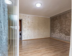 Apartament cu doua camere, decomandat, parcare inclusa,  Floresti, zona centrala