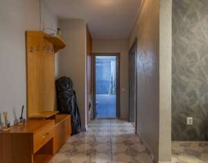 Apartament cu doua camere, decomandat, parcare inclusa,  Floresti, zona centrala