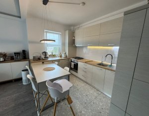 Apartament cu 3 camere, modern, etaj intermediar, parcare