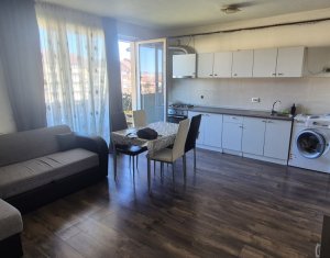 Apartament trei camere, semidecomandat, strada Porii