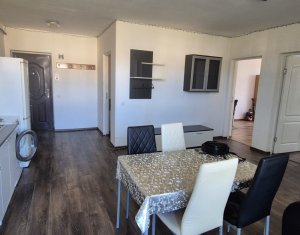 Apartament trei camere, semidecomandat, strada Porii