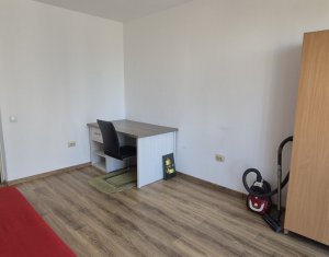 Apartament trei camere, semidecomandat, strada Porii