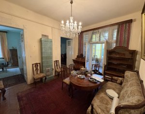 Apartament extrem de spatios, in vila interbelica, curte si gradina proprie !!