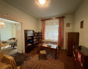 Apartament extrem de spatios, in vila interbelica, curte si gradina proprie !!