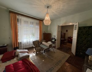 Apartament extrem de spatios, in vila interbelica, curte si gradina proprie !!