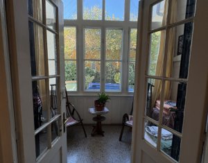 Apartament extrem de spatios, in vila interbelica, curte si gradina proprie !!