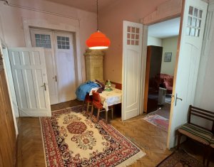 Apartament extrem de spatios, in vila interbelica, curte si gradina proprie !!