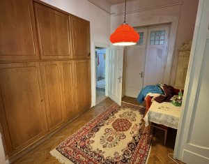 Apartament extrem de spatios, in vila interbelica, curte si gradina proprie !!