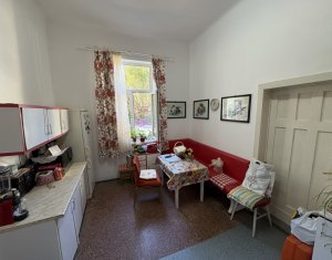 Apartament extrem de spatios, in vila interbelica, curte si gradina proprie !!