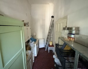 Apartament extrem de spatios, in vila interbelica, curte si gradina proprie !!