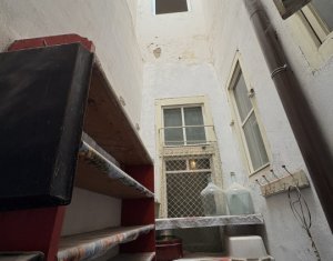 Apartament extrem de spatios, in vila interbelica, curte si gradina proprie !!