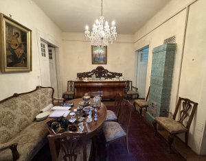 Apartament extrem de spatios, in vila interbelica, curte si gradina proprie !!