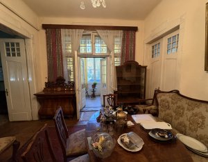 Apartament extrem de spatios, in vila interbelica, curte si gradina proprie !!