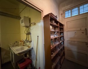 Apartament central, la curte comuna, Motilor, 56 mp