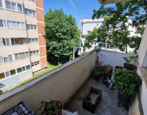 Apartament cu 3 camere, 2 bai, etaj 3/4, cartierul Gheorgheni