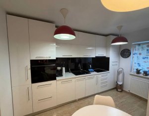 Apartament ultrafinisat cu 3 camere, mobilat si utilat, zona Ciortea !