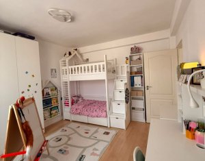 De vanzare apartament cu 3 camere zona str Ioan Rusu