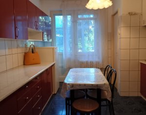 De vanzare un  apartament cu 3 camere confort LUX
