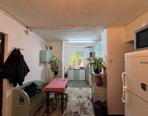Apartament cu 4 camere, decomandat, etaj 1/4, boxa, balcon