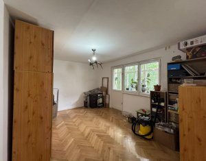 Apartament cu 4 camere, decomandat, etaj 1/4, boxa, balcon
