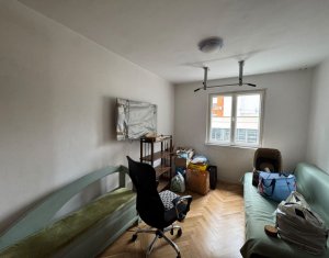 Apartament cu 4 camere, decomandat, etaj 1/4, boxa, balcon