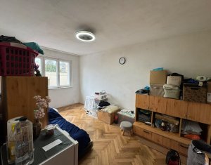 Apartament cu 4 camere, decomandat, etaj 1/4, boxa, balcon