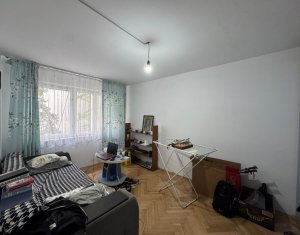 Apartament cu 4 camere, decomandat, etaj 1/4, boxa, balcon