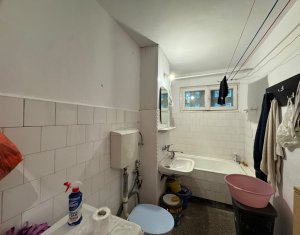 Apartament cu 4 camere, decomandat, etaj 1/4, boxa, balcon
