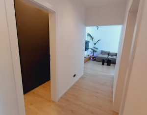 Apartament exclusivist 3 camere, 2 bai, balcon, parcare, semicentral